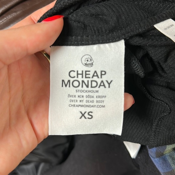 CHEAP MONDAY ASYMMETRICAL BLACK RIBBED SHORT SLEEVE OPEN SLIT BACK BASIC TEE - Picture 2 of 4